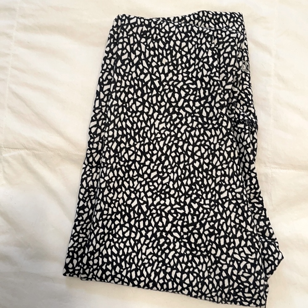 LULULEMON Black & White full length leggings